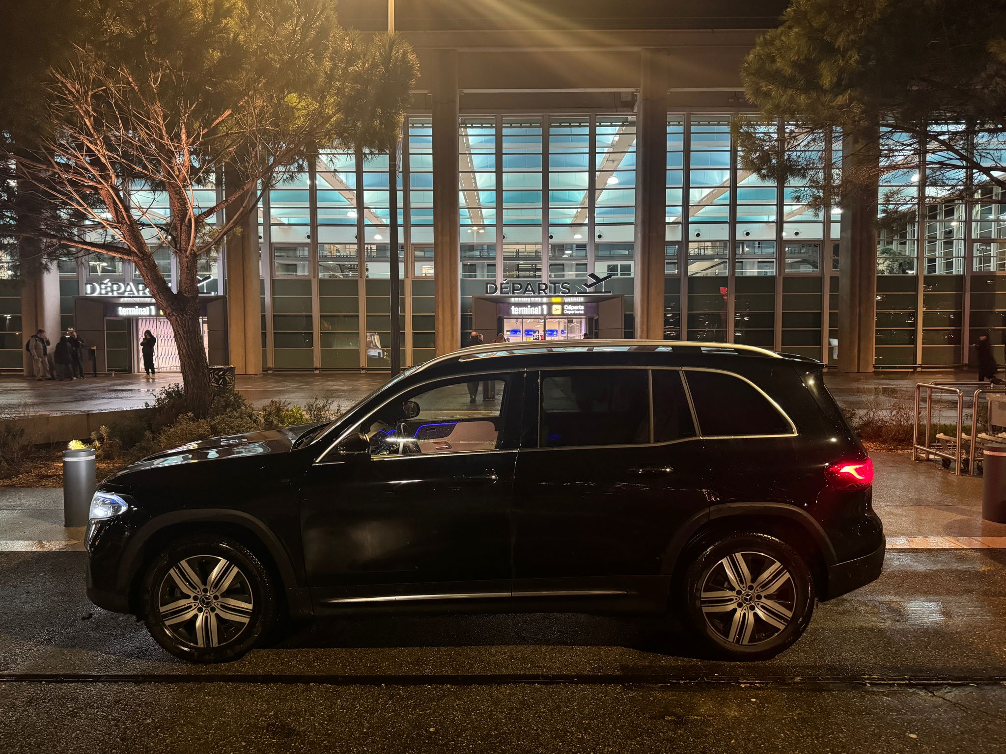 Mercedes EQB noir SO VTC Marseille – vue de côté, SUV premium VTC
